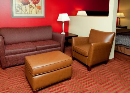 Comfort Inn & Suites at I-74 and 155 - image 9