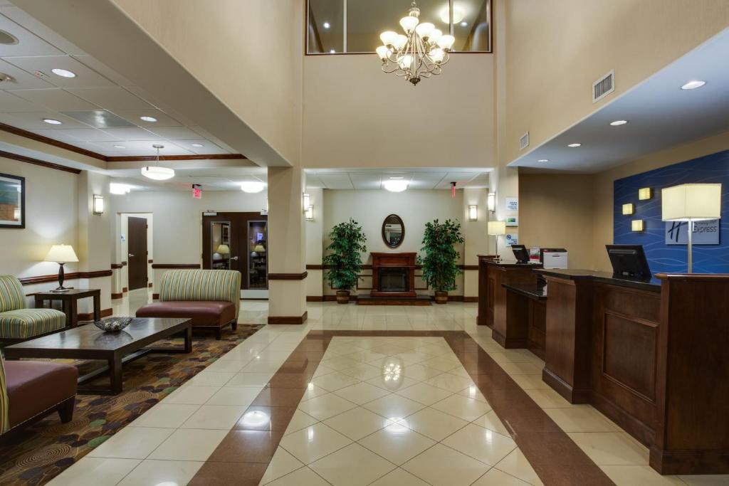 Holiday Inn Express & Suites Moultrie an IHG Hotel - image 2