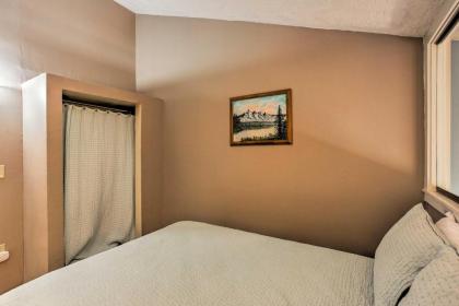 Cozy Condo with Porch Walk to Crested Butte Ski Lift - image 1