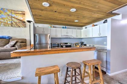 Cozy Condo with Porch Walk to Crested Butte Ski Lift - image 12