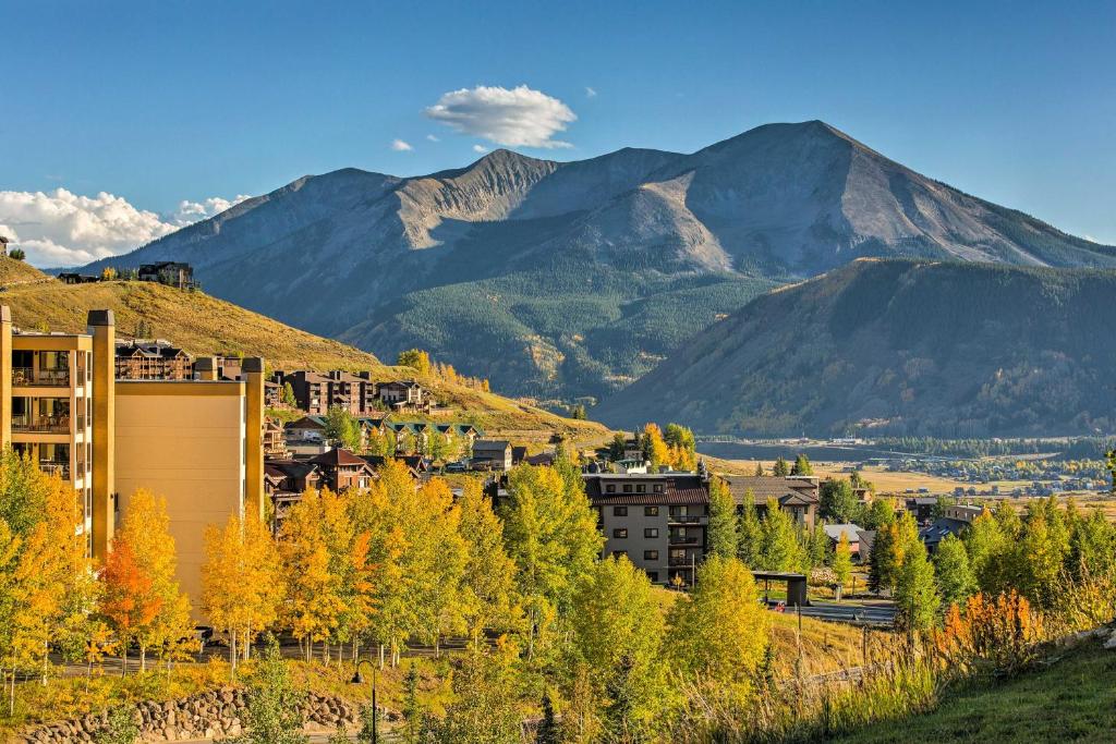 Cozy Condo with Porch Walk to Crested Butte Ski Lift - image 2