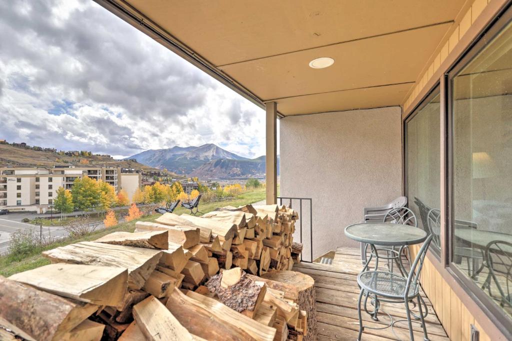 Cozy Condo with Porch Walk to Crested Butte Ski Lift - image 7