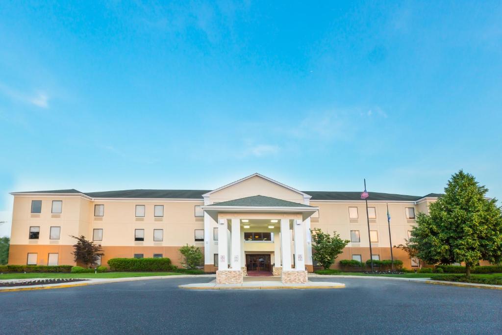 Holiday Inn Express & Suites Burlington - Mount Holly - main image