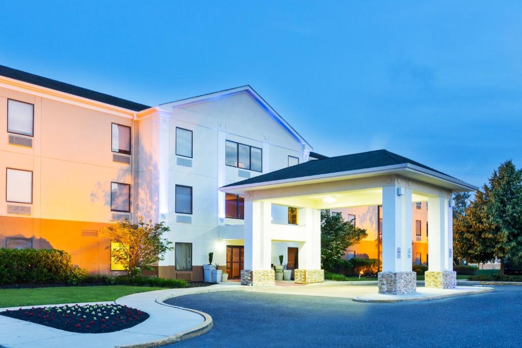 Holiday Inn Express & Suites Burlington - Mount Holly - image 2