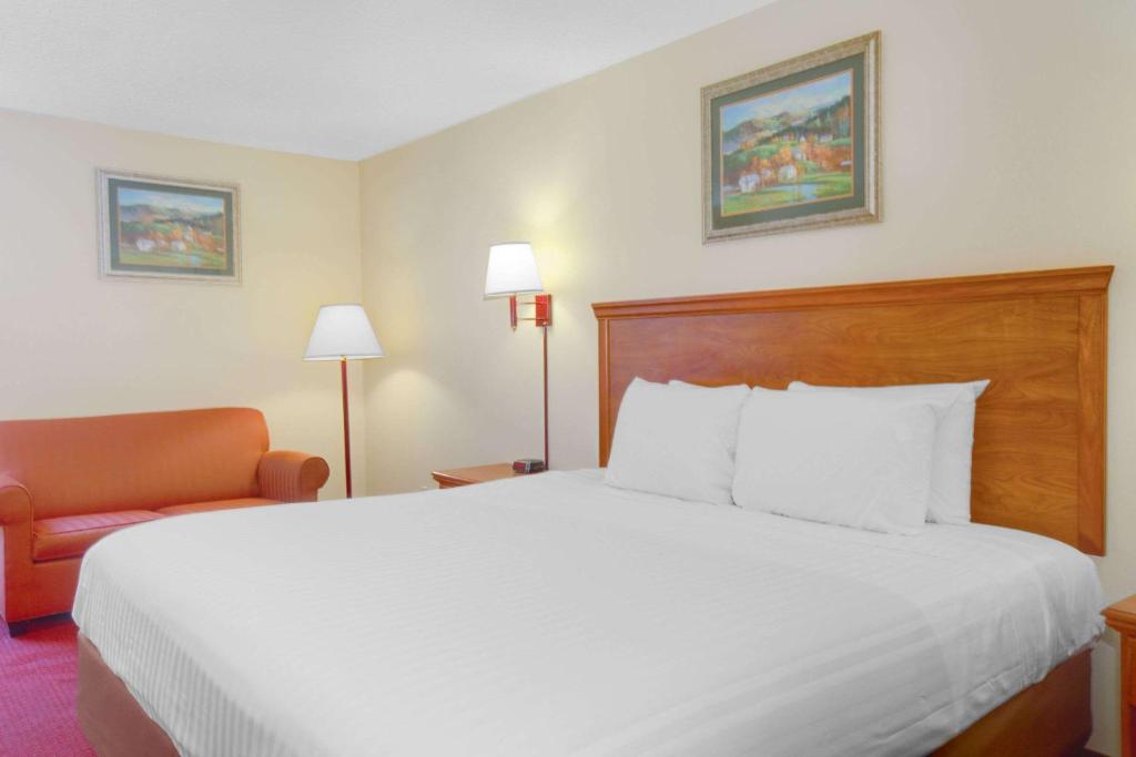 Days Inn by Wyndham Mount Hope - image 3