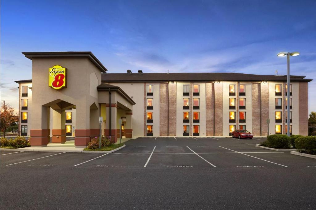 Super 8 by Wyndham Mount Laurel - image 2