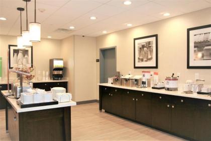 Hampton Inn & Suites Mount Laurel/Moorestown - image 9