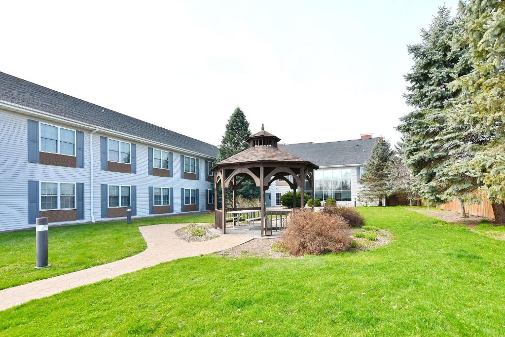 Country Inn & Suites by Radisson Mount Morris NY - main image