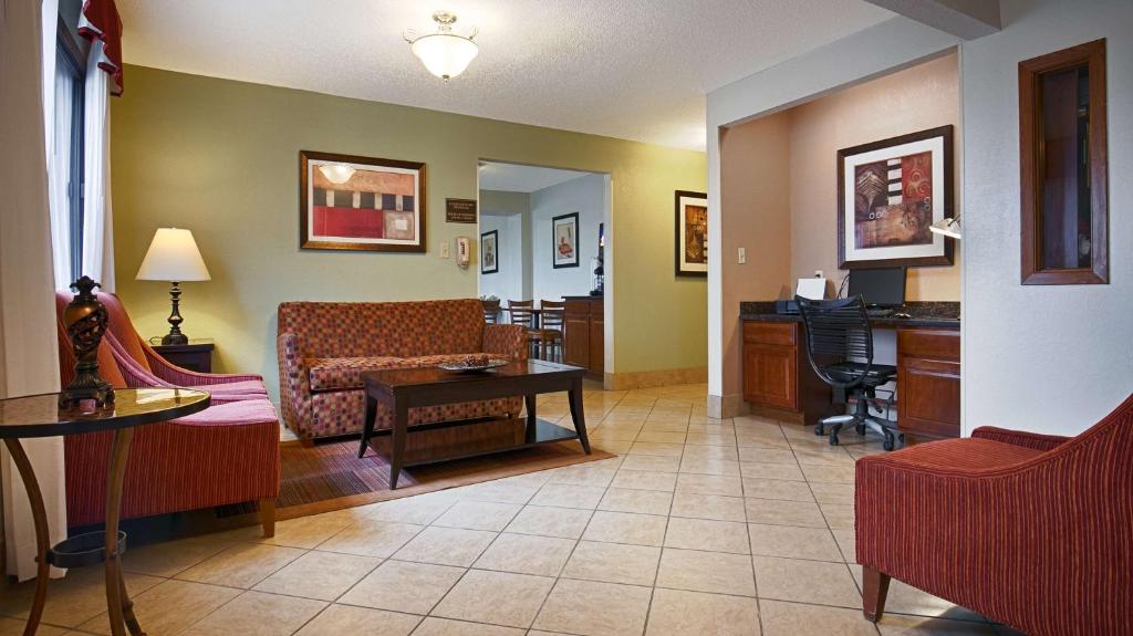 Best Western Mount Pleasant Inn - image 4