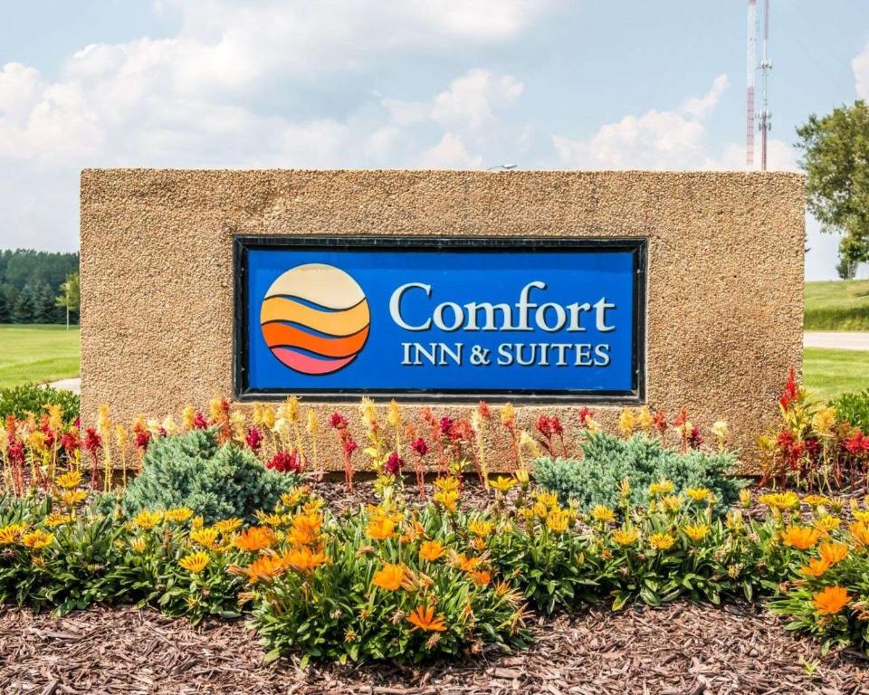 Comfort Inn & Suites and Conference Center - main image