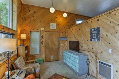 Cozy Studio Near Hiking and Skiing Walk to Downtown - image 4