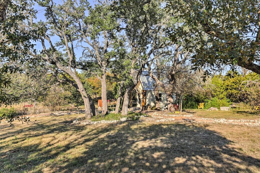 White Chapel Cozy Kerrville Cottage on 6 Acres! - image 3