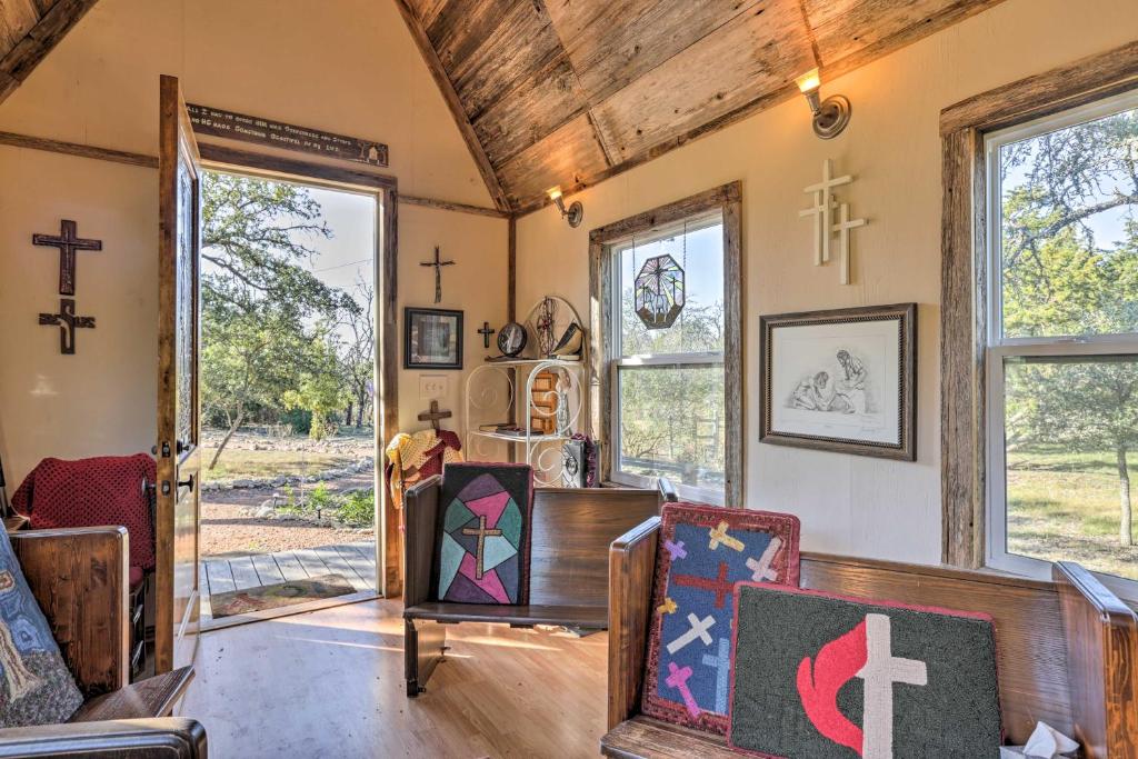 White Chapel Cozy Kerrville Cottage on 6 Acres! - image 4