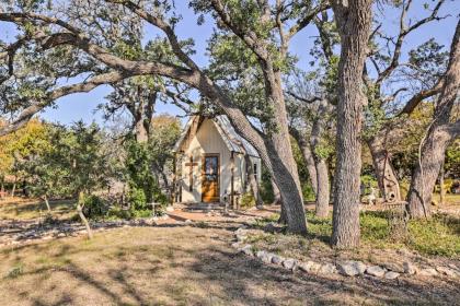 White Chapel Cozy Kerrville Cottage on 6 Acres! - image 5