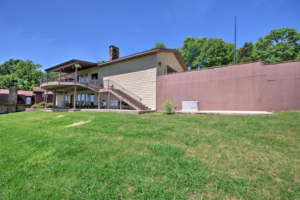 Lake Norfork Home with Waterview Patio and Balcony - image 3