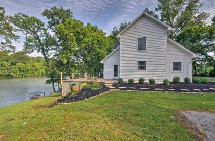 Riverside Hide-A-Way with Patio BBQ Fishing Pier