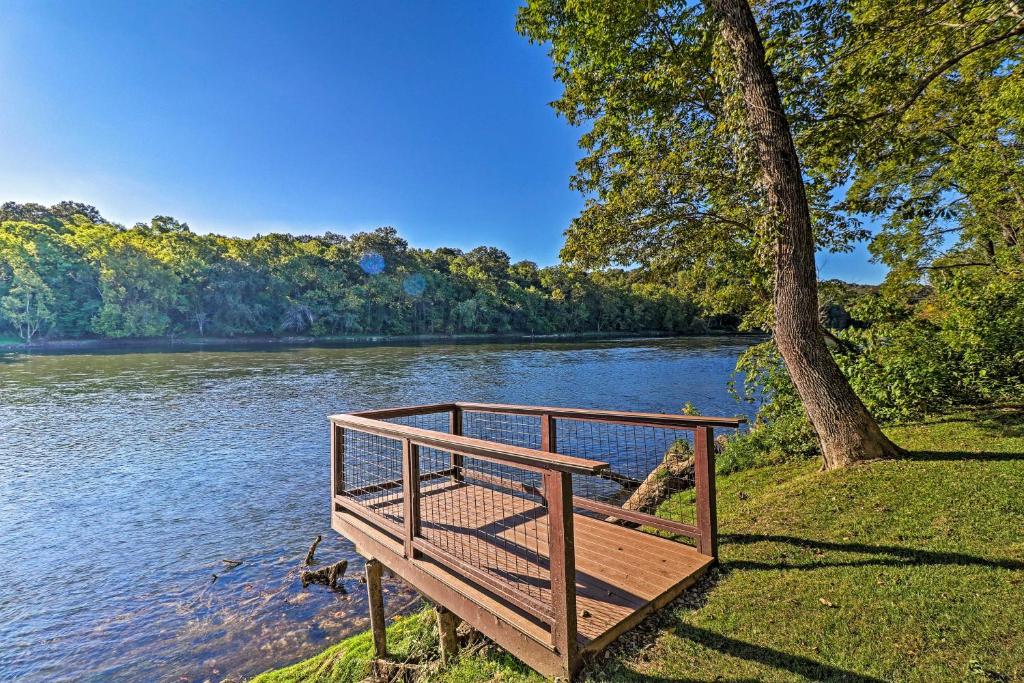 Riverside Hide-A-Way with Patio BBQ Fishing Pier - image 4