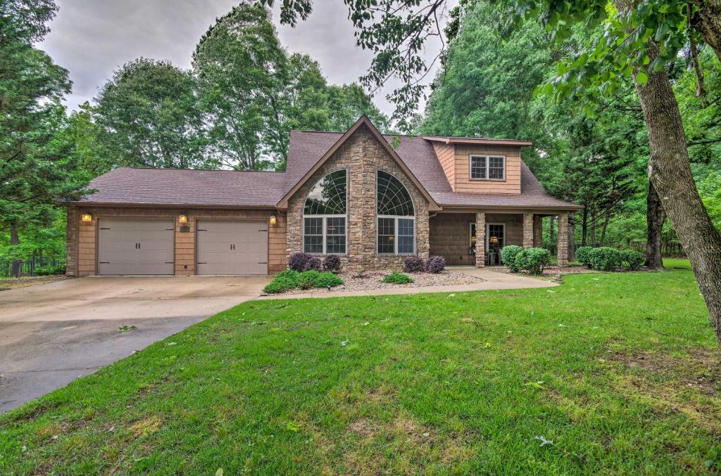 Spacious Family Home with Fire Pit on Norfork Lake! - image 2