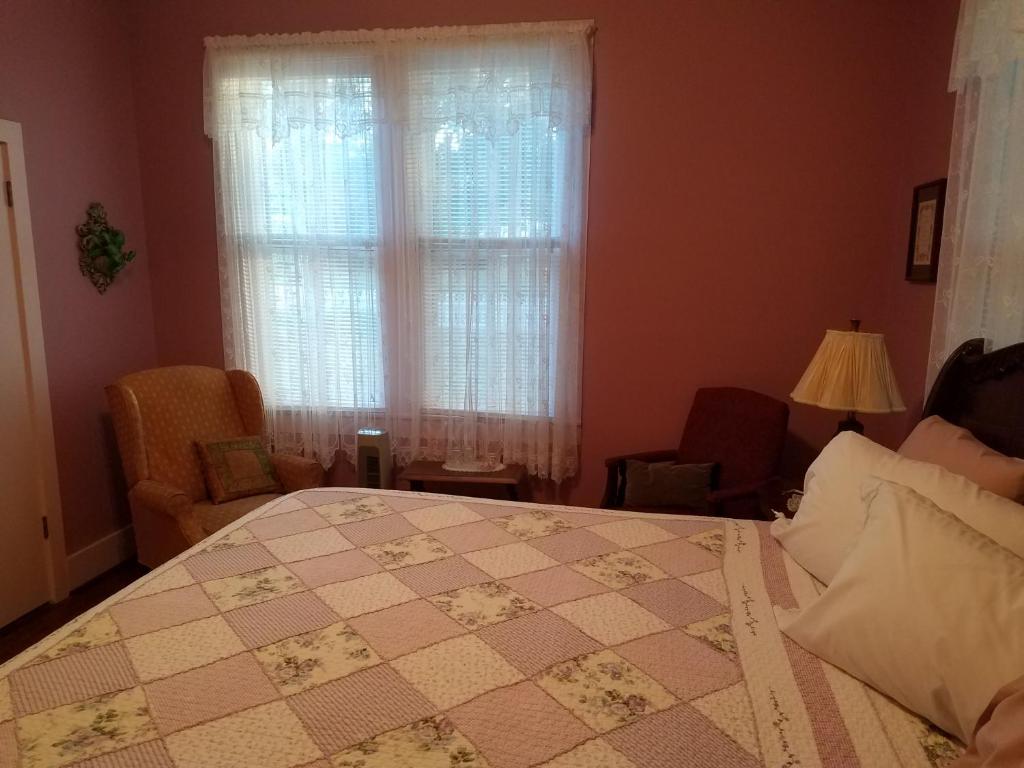 Ozark Country Inn B & B - image 6