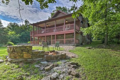 Creekside Hideaway Home with Fire Pit and Creek Access mountain View