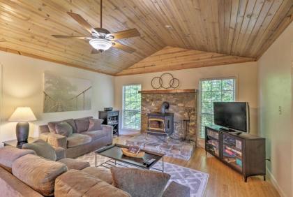 Creekside Hideaway Home with Fire Pit and Creek Access! - image 5