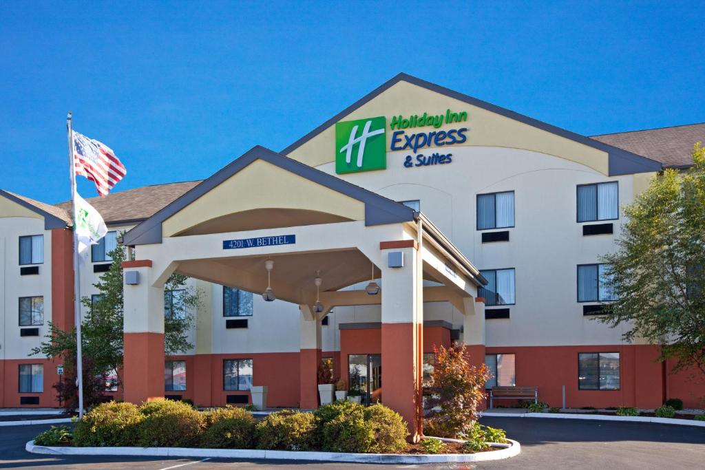 Holiday Inn Express & Suites - Muncie an IHG Hotel - main image