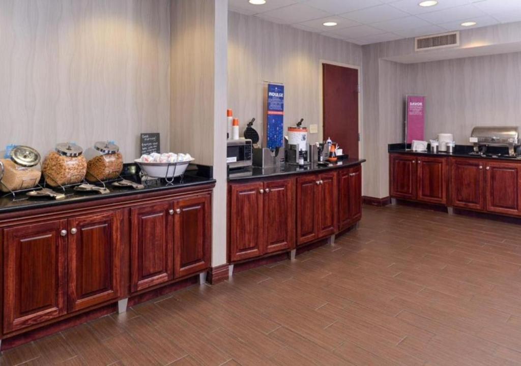 Hampton Inn & Suites Muncie - image 4