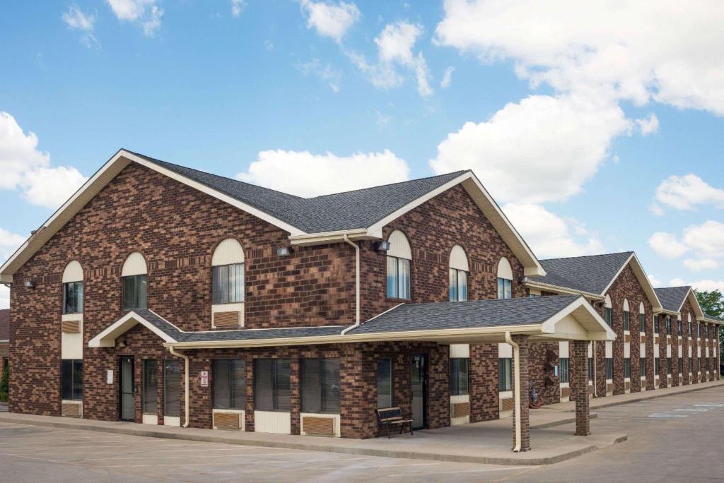 Days Inn by Wyndham Muncie -Ball State University - main image