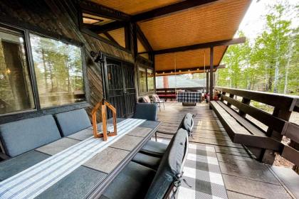 Bobcat Bungalow with Porch Fire Pit and Treehouse! - image 14