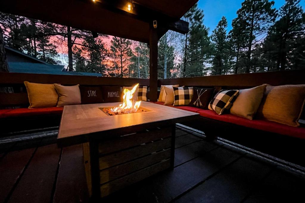 Bobcat Bungalow with Porch Fire Pit and Treehouse! - image 2