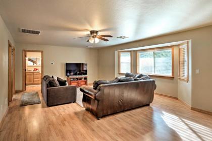 Munds Park Home with 1 half Acres and Volleyball! - image 7