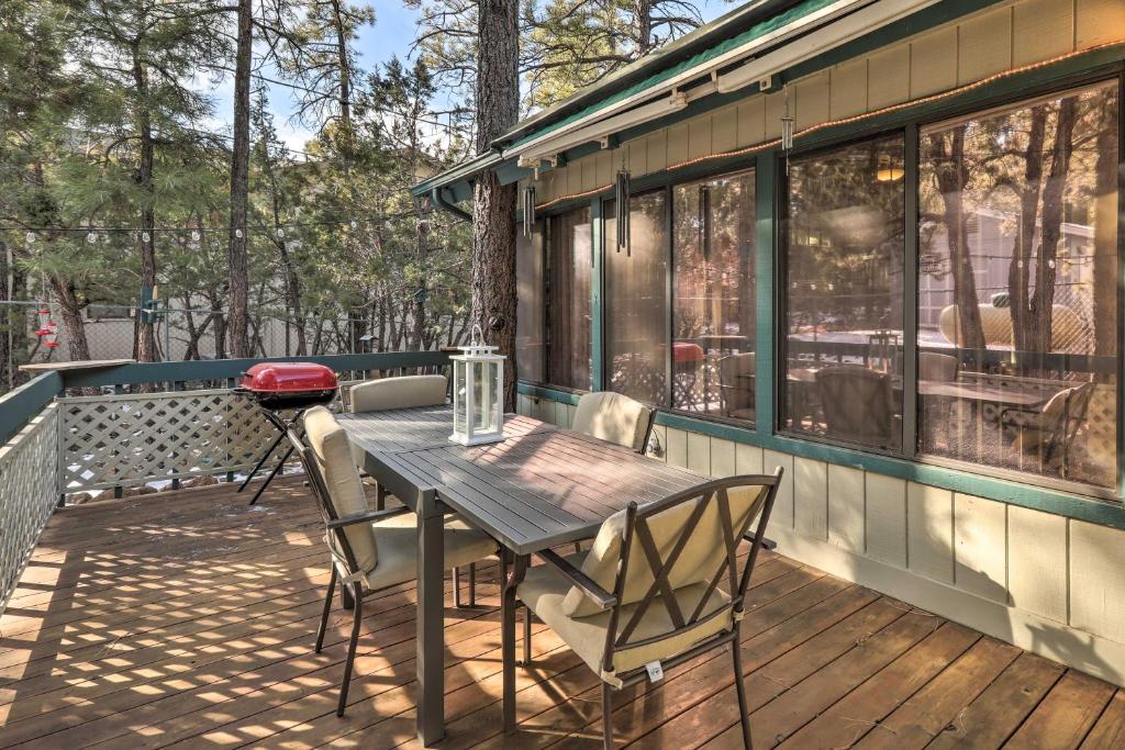 Munds Park Cabin Retreat with Furnished Deck - main image