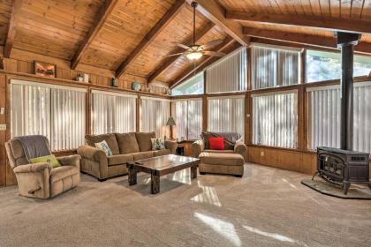 Munds Park Cabin Retreat with Furnished Deck - image 11