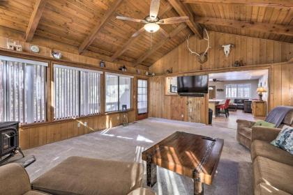 Munds Park Cabin Retreat with Furnished Deck - image 13