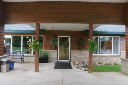 Econo Lodge Inn & Suites Munising Area - image 6