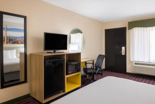 Days Inn by Wyndham Murphy - image 3