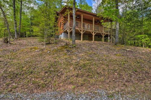 Cozy Log Cabin with Private Deck 8 Mi to Murphy - image 2