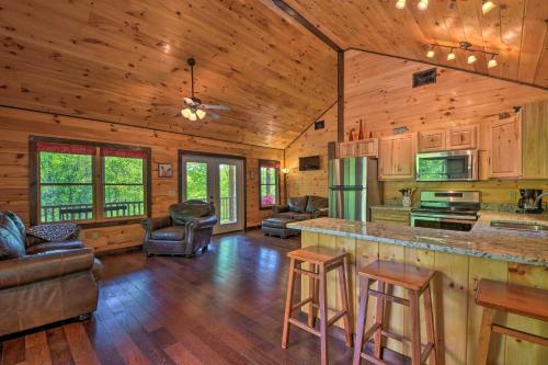 Cozy Log Cabin with Private Deck 8 Mi to Murphy - image 4