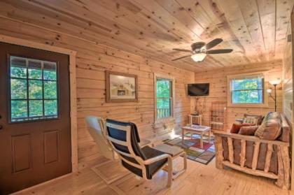 Secluded Cabin with Deck 13 miles to Downtown murphy