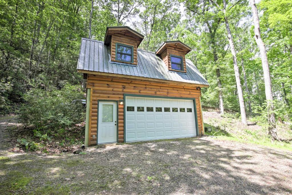 Secluded Murphy Cabin Fire Pit and Forest View - main image