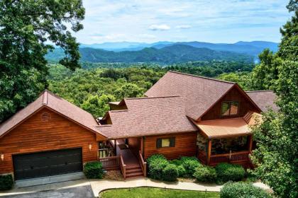 Large Murphy Cabin with Hot Tub and Mtn Views!