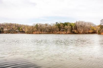 3BR Murrayville Lakefront Cabin with Boat Slip! - image 12