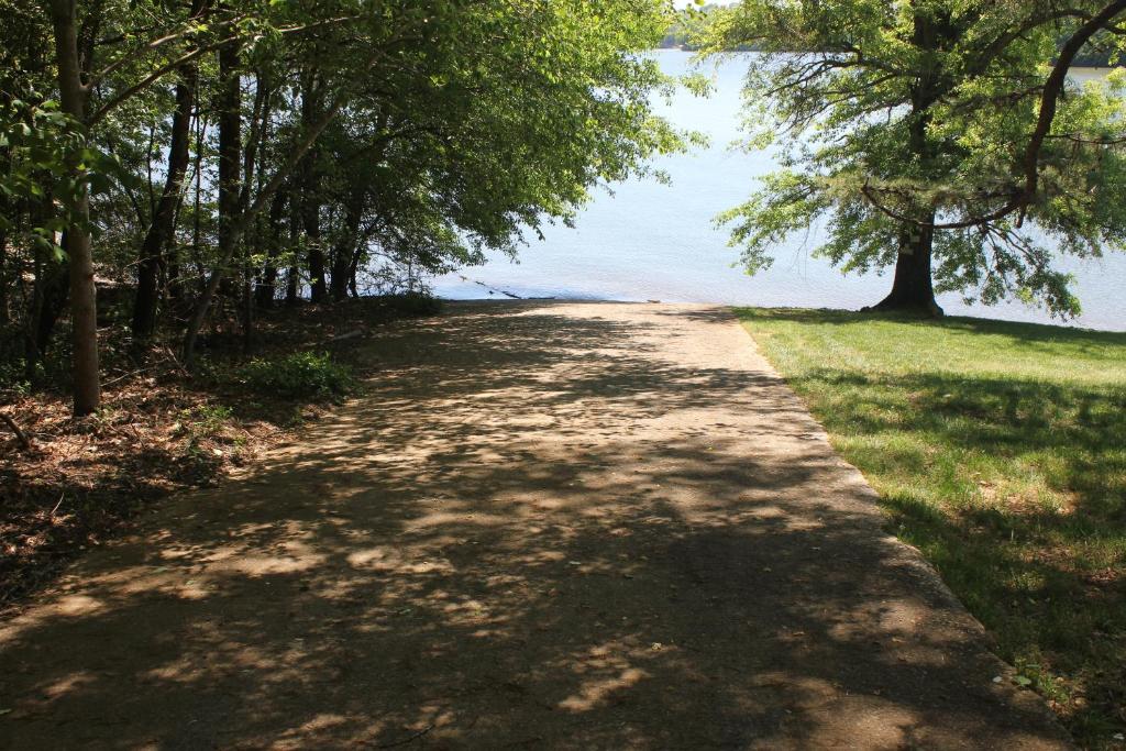 3BR Murrayville Lakefront Cabin with Boat Slip! - image 6