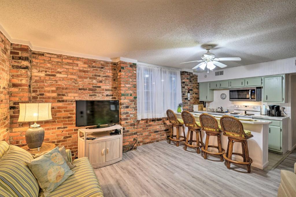 Ground Floor Unit 10 Miles to Myrtle Beach - main image