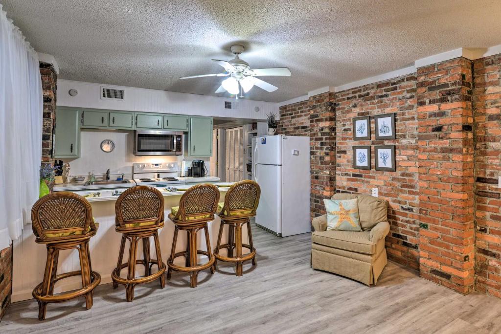 Ground Floor Unit 10 Miles to Myrtle Beach - image 2