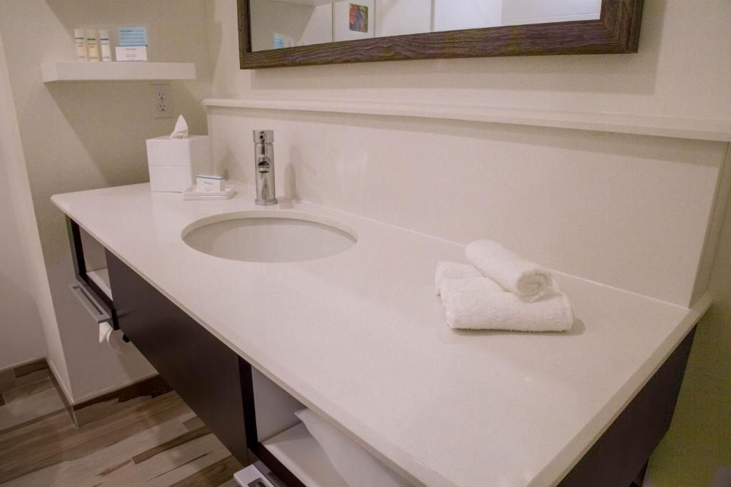 Hampton Inn & Suites Murrieta - image 7