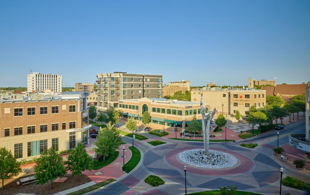 Delta Hotels by Marriott Muskegon Convention Center - image 2