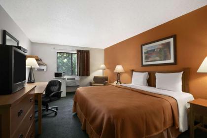 Travelodge by Wyndham Muskegon - image 5