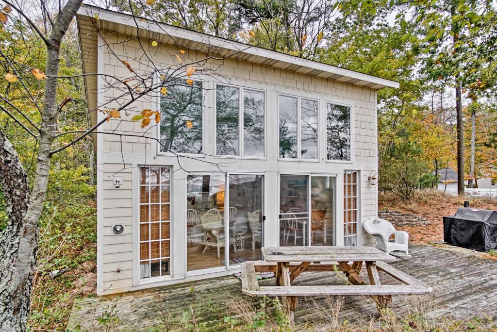 Beachfront Lake Michigan Cottage with Fire Pit and Deck - image 6