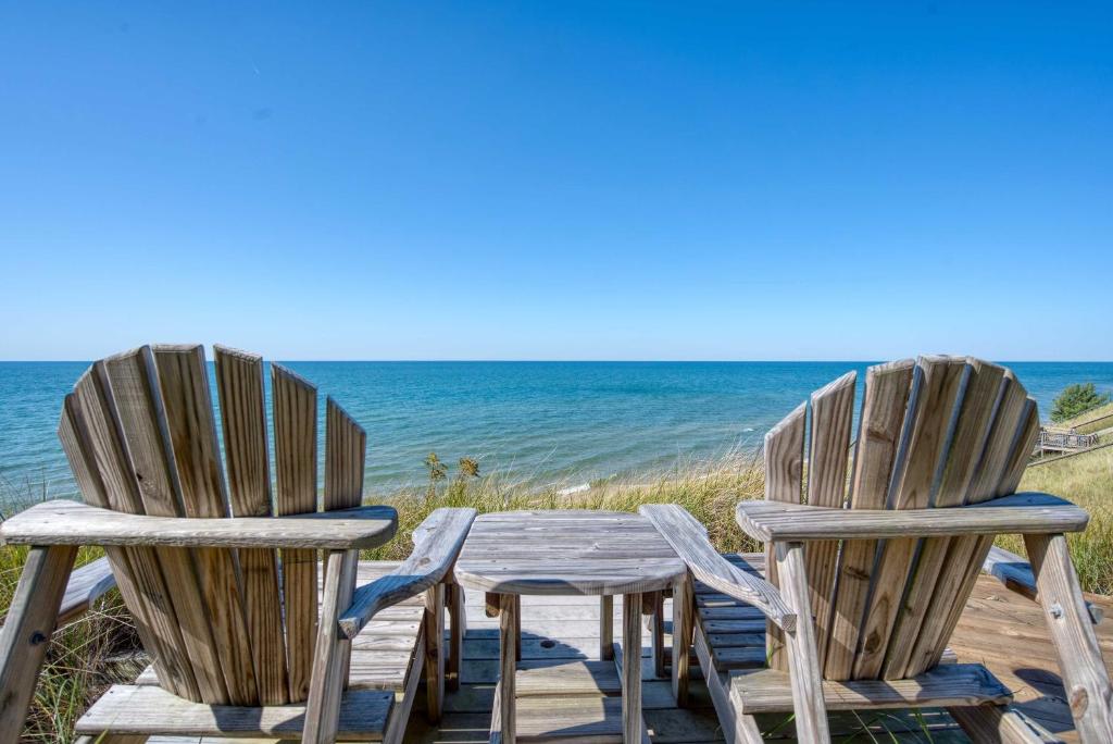 Lake Michigan Home Steps to Muskegon State Park - main image